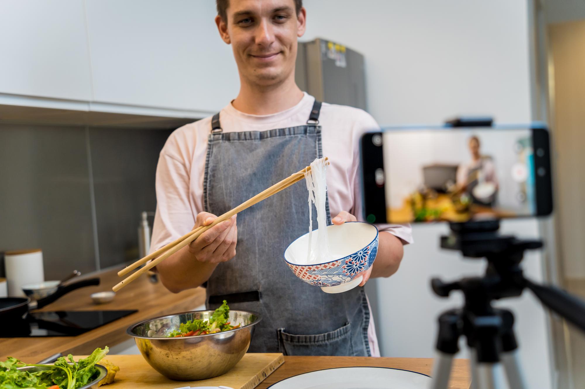 Chef al lavoro durante una lezione live