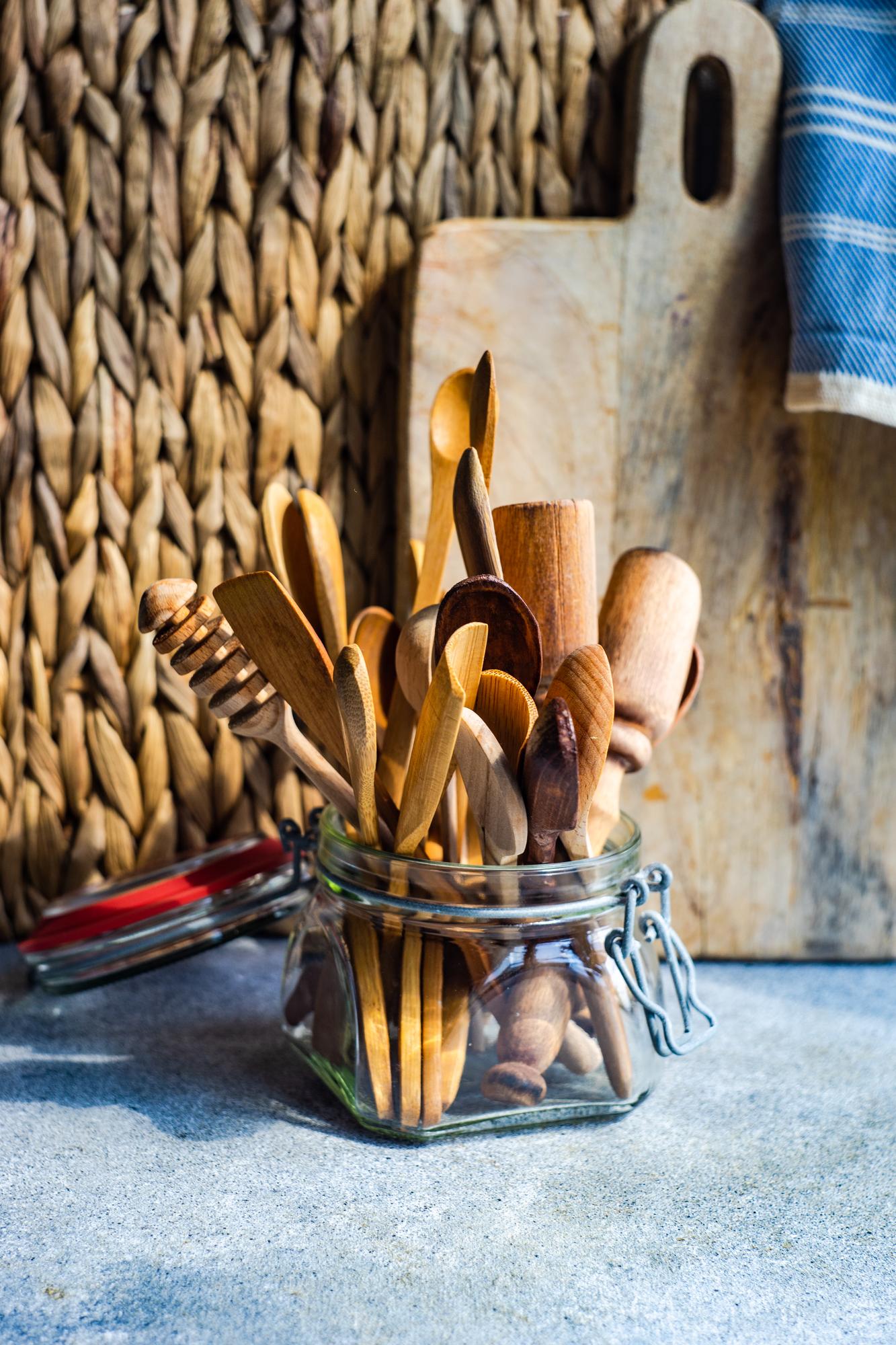 Set di strumenti da cucina su tavolo